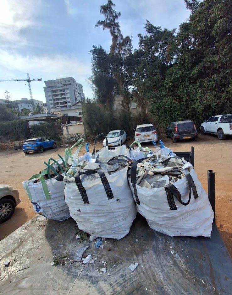 פינוי פסולת עם מנוף