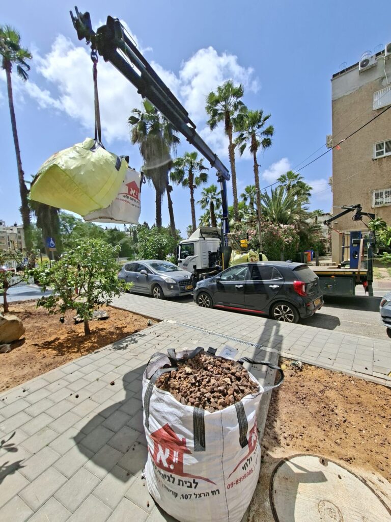 פינוי פסולת עם מנוף זרוע