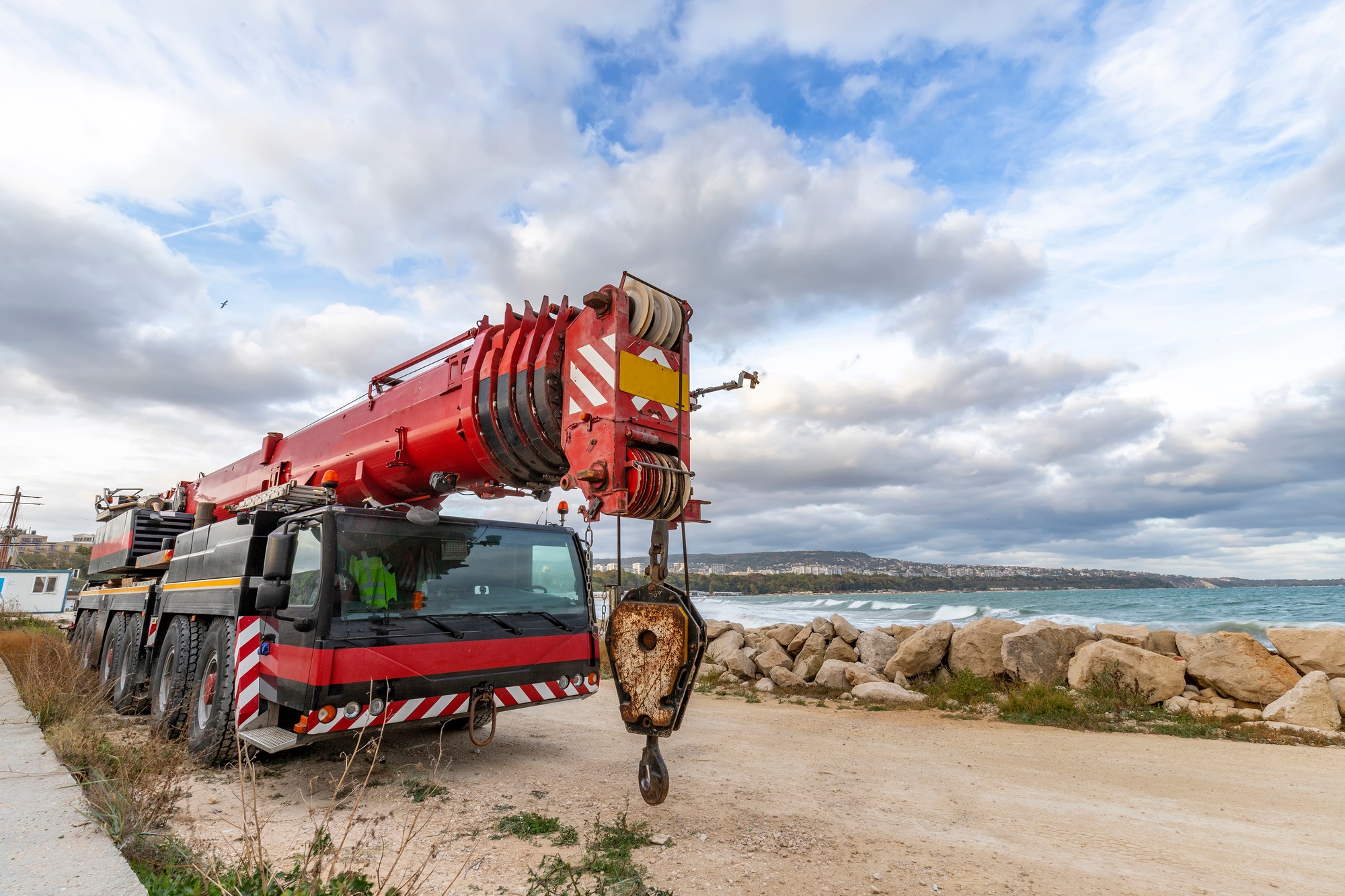 Heavy duty mobile crane