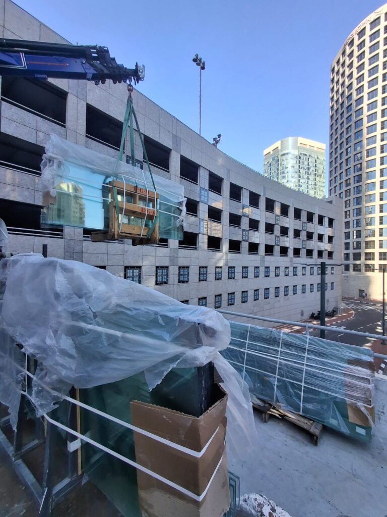 הנפת זכוכית עם מנוף